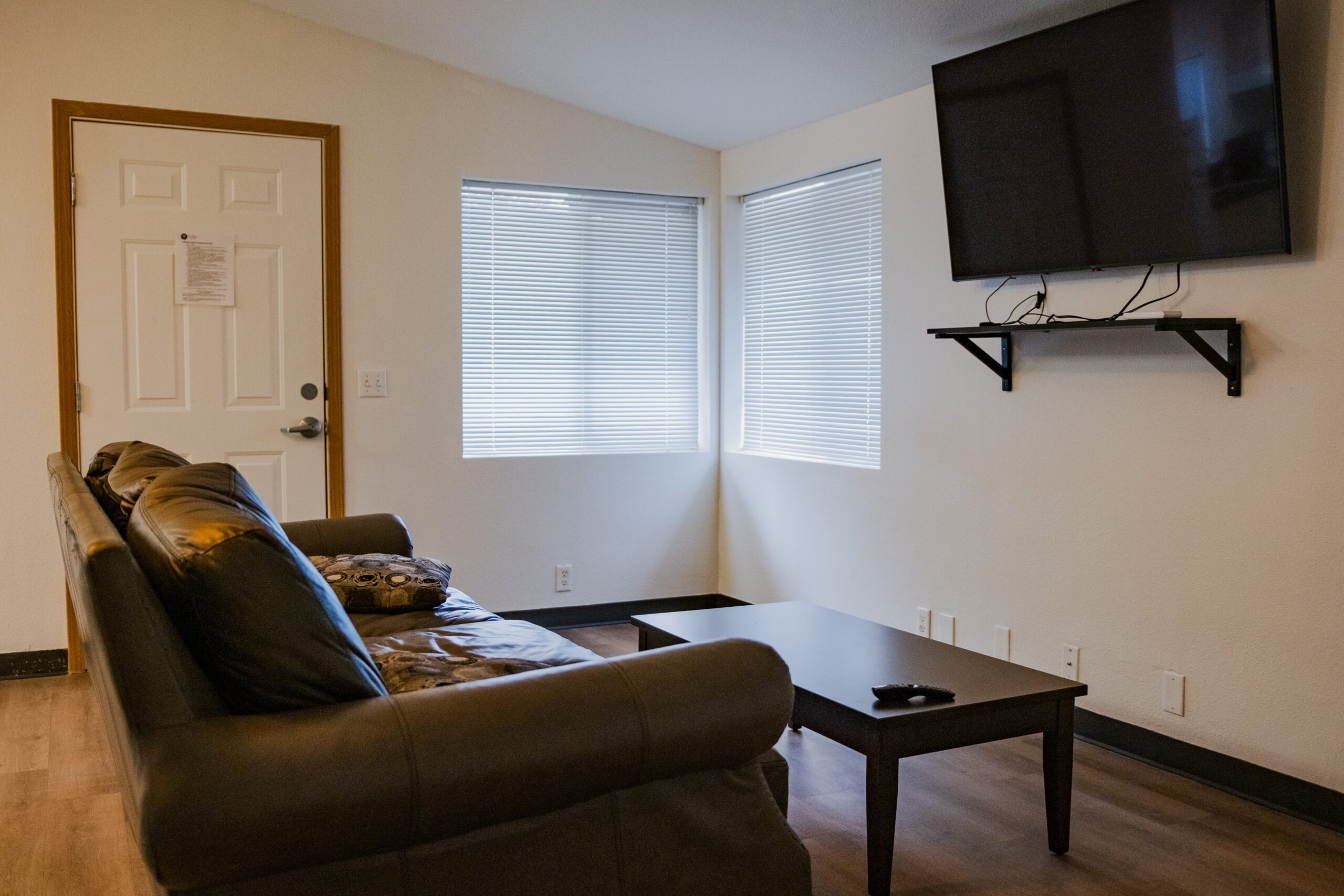 The Recovery Village Ridgefield Drug and Alcohol Rehab near Portland - living room (1)-min